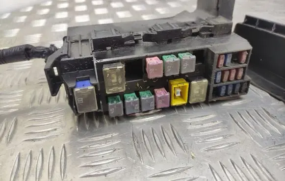 Nissan X-Trail T30 Fuse module 24382AU010
