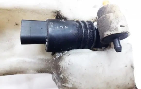 Volkswagen Golf IV Windscreen/windshield washer pump