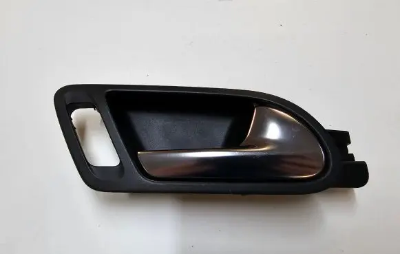 Volkswagen Tiguan Front door interior handle 5N1837114