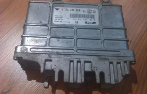 Volkswagen Golf III Engine control unit/module 0261203184