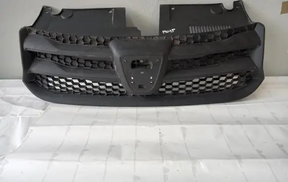 Dacia Sandero Front bumper upper radiator grill 623103971R