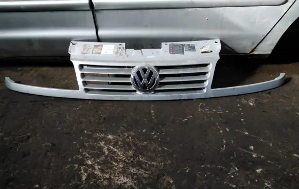 Volkswagen Sharan Front bumper upper radiator grill 7M0853651