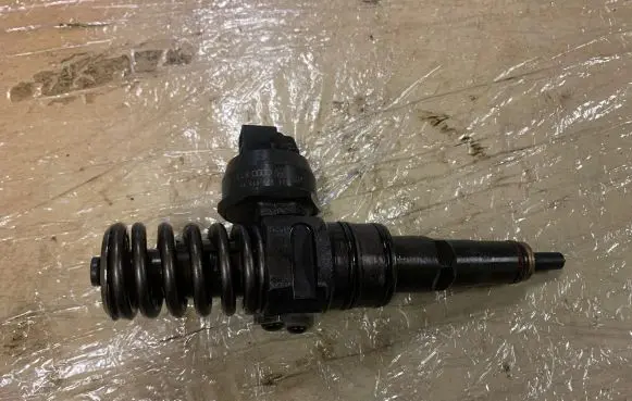 Volkswagen PASSAT B6 Fuel injector 038130073AG