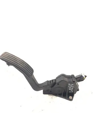 Accelerator throttle pedal