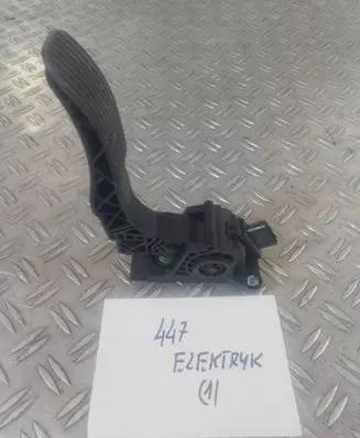 Accelerator throttle pedal