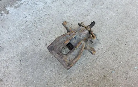 Ford Mondeo Mk III Front brake caliper
