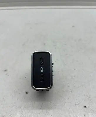 Mercedes-Benz GLE W167 USB socket connector A1678205201 0058093 A2C1522330721