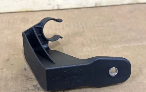 BMW 5 F10 F11 Intercooler pipe mounting bracket 7563935