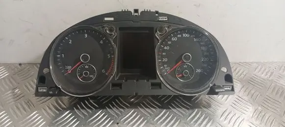 Volkswagen PASSAT B7 Speedometer (instrument cluster) 3AA920880C