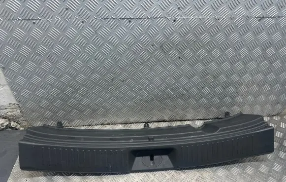 Trunk/boot sill cover protection