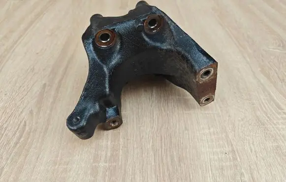 Engine mounting bracket