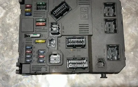 Citroen C3 Fuse module 9649811480 S118085200