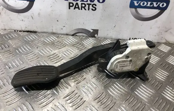Volvo V70 Accelerator throttle pedal 30683517