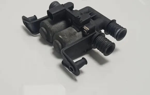 BMW X5 E53 Coolant heater control valve 6906652 030110