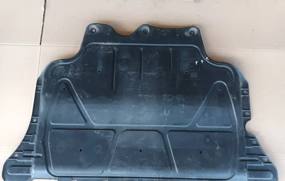 Seat Leon (5F) Engine splash shield/under tray 5Q0825236