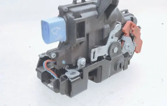 Volkswagen Golf V Rear door lock 7L0839016D