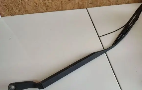 Volkswagen PASSAT B6 Front wiper blade arm 