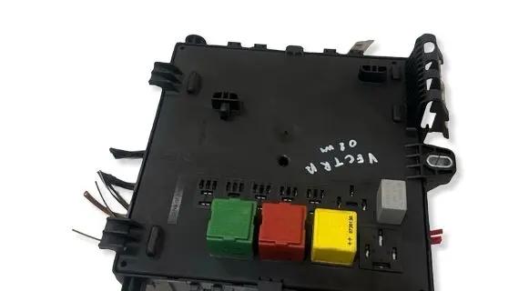 Opel Vectra C Fuse module 13205779 63KLK9 035236
