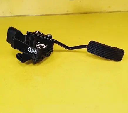 Accelerator throttle pedal