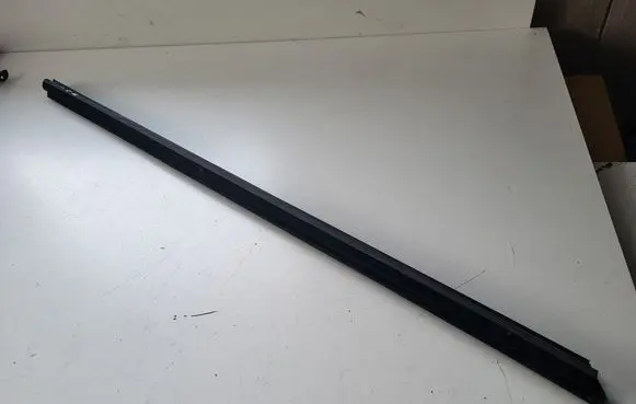 Toyota Avensis T270 Rubber seal front door window/glass 