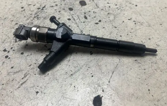 Nissan X-Trail T30 Fuel injector AW402AW4
