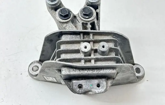 Chrysler Pacifica Engine mount bracket P68224746AD 68224746AD D062834718