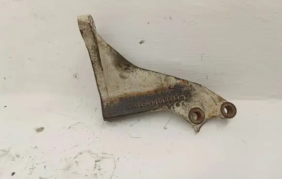 Toyota Hilux (AN10, AN20, AN30) Gearbox mounting bracket 3311804020