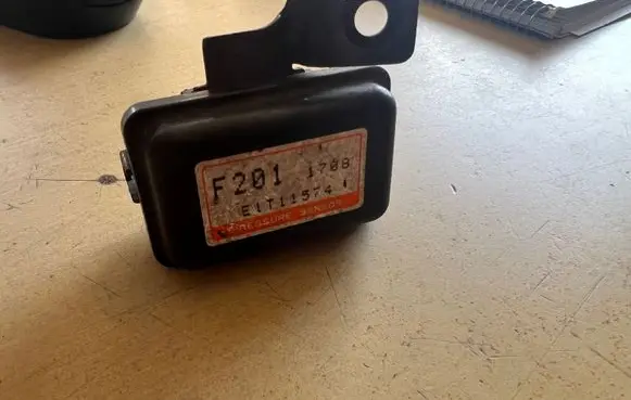 Mazda 626 Air pressure sensor E1T11574
