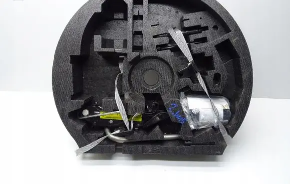 Audi A3 S3 8P Tool set 17367231377