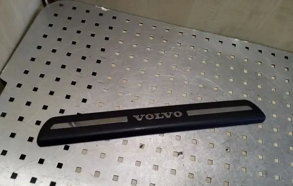 Front sill trim cover