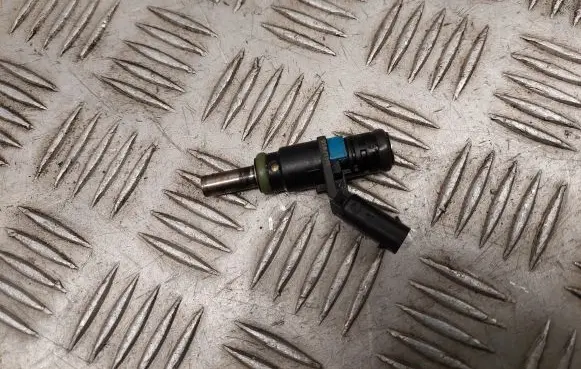 Audi Q7 4M Fuel injector 06E906031