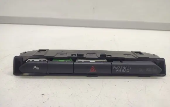 Volkswagen PASSAT B8 Hazard light switch 3G1853770A