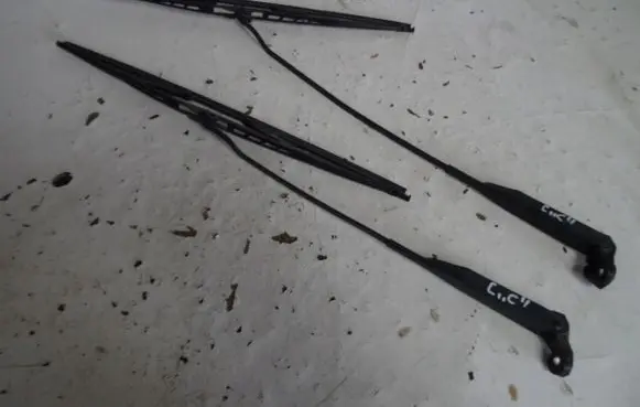 Opel Corsa C Front wiper blade arm