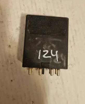 Mercedes-Benz E W124 Fuel pump relay 0065458732 05999610