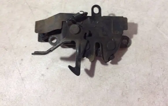 Lexus IS 200-300 Engine bonnet/hood lock/catch