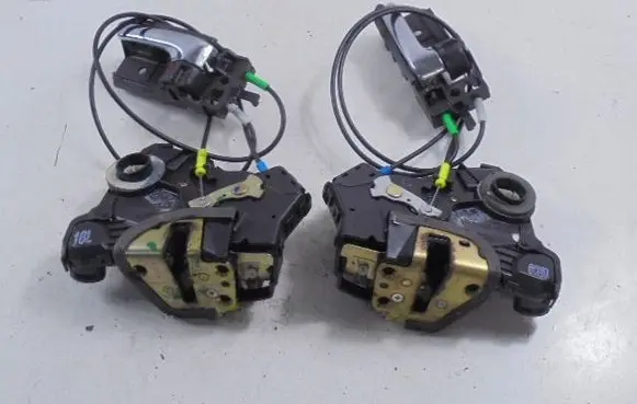 Toyota Avensis Verso Front door lock 