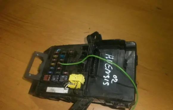 Toyota Avensis T220 Fuse box set