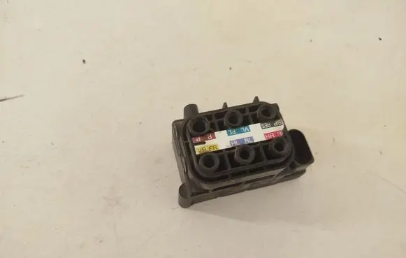 Mercedes-Benz R W251 Air suspension valve block A2513200058