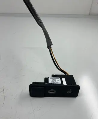 Jaguar F-Pace USB socket connector L8B219E110CE