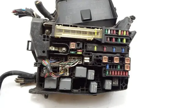 Toyota Avensis T270 Fuse module 8211105X21 864AE 15060116