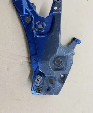 Volvo S60 Fender mounting bracket 31468232 AD7Q11