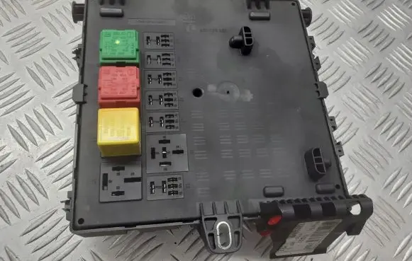 Opel Vectra C High voltage junction box 13112912