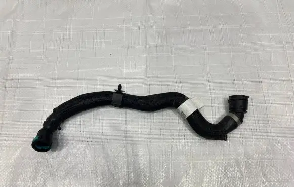 Land Rover Discovery 5 Engine coolant pipe/hose L8D2-8D336-AC