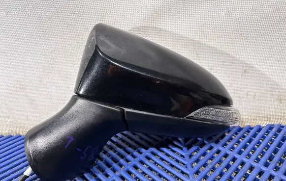 Toyota Avensis T270 Front door electric wing mirror E11026983