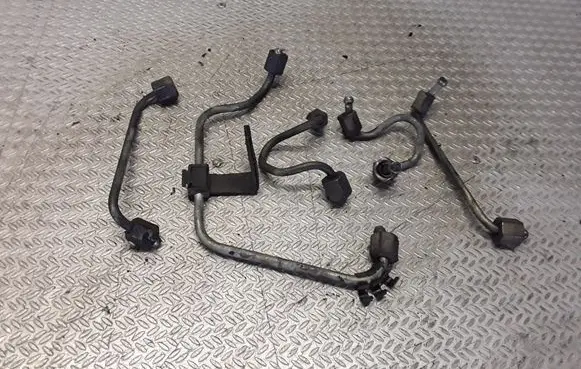 KIA Cerato Fuel injector supply line/pipe 