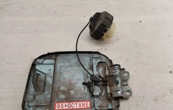 Mitsubishi Lancer Fuel tank cap