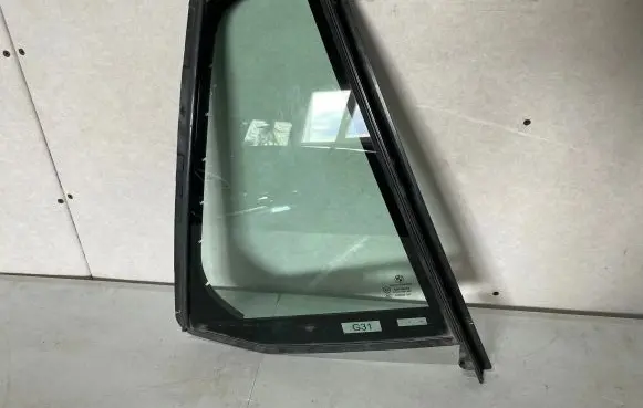 BMW 5 G30 G31 G38 Rear vent window glass 7336996