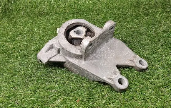 Ford Explorer Engine mount bracket H62979A01