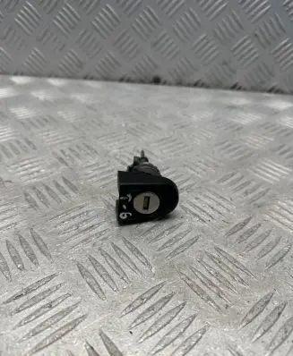 Volkswagen Transporter - Caravelle T6 Coupe door lock (next to the handle) 