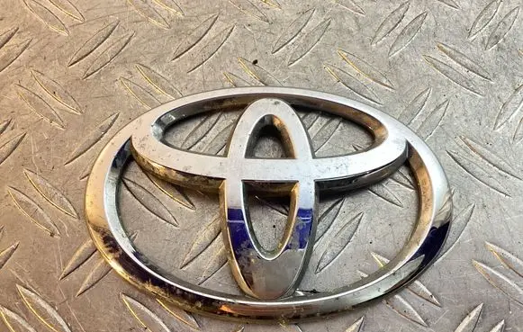 Toyota Land Cruiser (J200) Manufacturer badge logo/emblem 